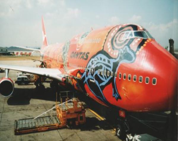 Máy bay độc đáo của hãng hàng không Quantas với hình chú Kanguru, biểu tượng của đất nước Australia.